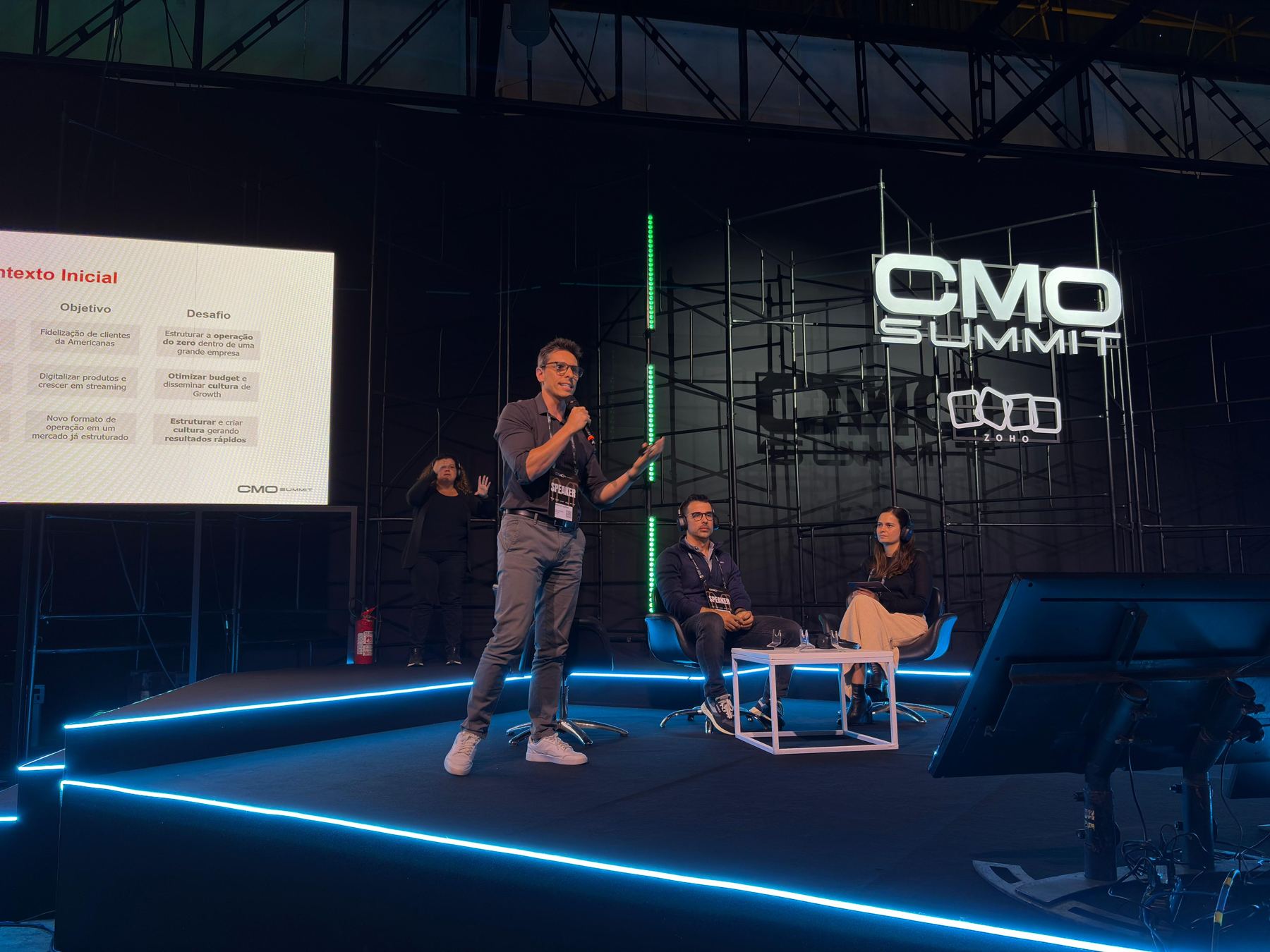 Marcos Caringi no palco do CMO Summit